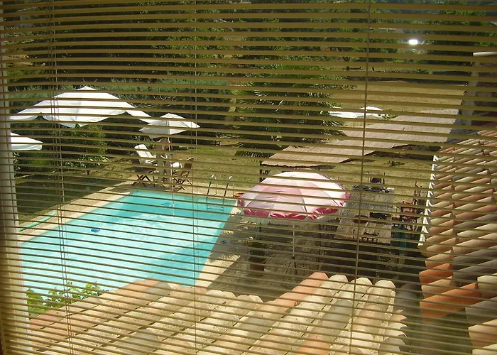 La Picholine Paons Bed & Breakfast Courry